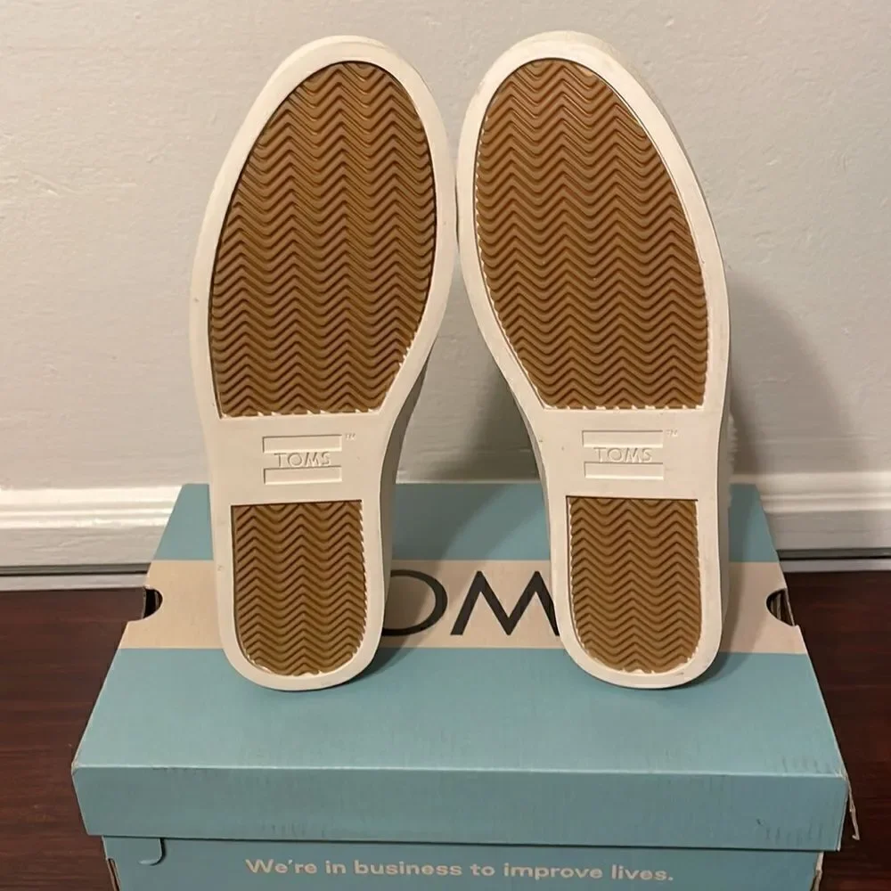 Toms Women’s Paxton faux fur trimmed sneaker size 6; 6,5; 7; 7,5 NIB